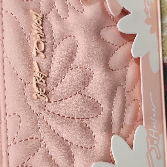 🩷🔹Betsey Johnson 🔹 Quilted Flowers Coral Pink Zip All Around Wristlet Wallet - Picture 4 of 7